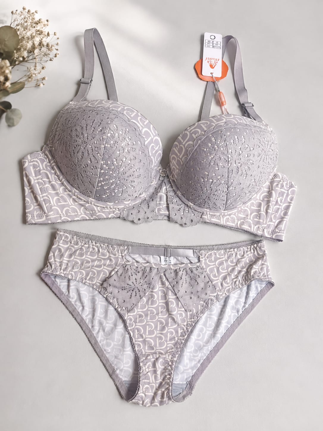 Inner Bazar elegant lace bra and panty set - worn by model 1