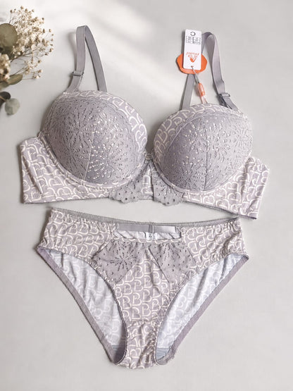 Inner Bazar elegant lace bra and panty set - worn by model 1